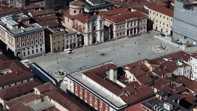 Piazza del Duomo e Il centro storico a L'Aquila, Abruzzo, Italia.
Vista Aerea del centro de L'Aquila.