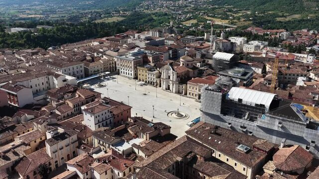 Piazza del Duomo e Il centro storico a L'Aquila, Abruzzo, Italia.
Vista Aerea del centro de L'Aquila.