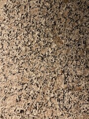 照明が照らす夜の石材と地面の質感