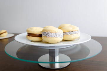 Pastelería artesanal argentina. Alfajores de maicena rellenos de dulce de leche y decorados con...