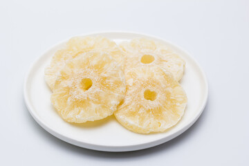 Plato de rodajas de piña confitada o escarchada