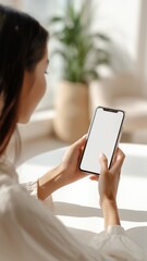 スマホを触る日本人女性