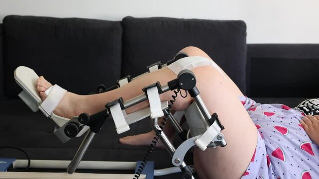 Rehabilitation after knee surgery: Woman trains with a movement splint