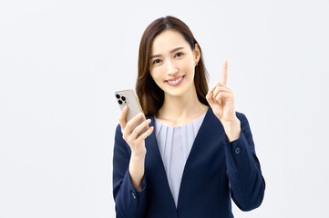 スマホを持って説明するスーツの若い女性
ビジネス