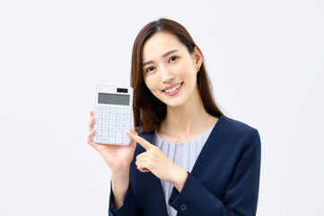 計算機を持って説明するスーツの女性　ビジネス
