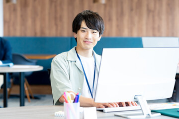 オフィスで働く若いビジネスマン