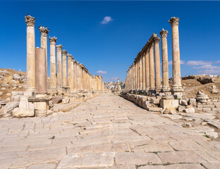 Fototapeta premium Columns line the Cardo Maximus, the main street to North Gate in Jerash, a Greco-Roman well preserved city in Jordan