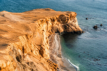 Obraz premium Dramatic landscape with the rocky coastline of the Pacific ocean in Paracas National Reserve, Peru.