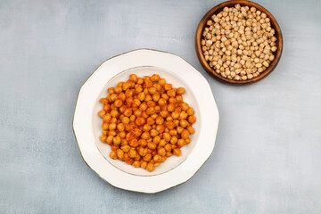 Cooked and raw chickpeas or nohut in plates