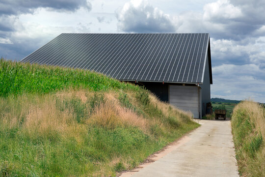 toit de hangar de ferme recouvert de panneaux solaire