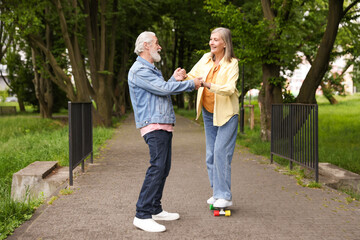 Obraz premium Lovely senior couple having fun together in park