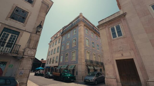 Charmante Stra&szlig;e in Lissabon mit historischem Geb&auml;ude 