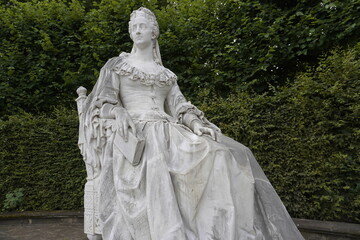 A beautiful, ornate marble statue serves as a memorial to Electress Sophia of Hannover in the historic gardens of Herrenhausen Palace