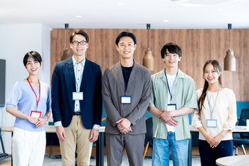 オフィスで働くビジネスパーソン