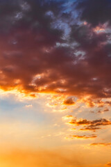 Fototapeta premium Atardecer dramático con nubes de diferentes formas y colores.