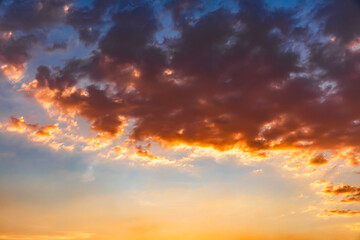 Fototapeta premium Atardecer dramático con nubes de diferentes formas y colores.