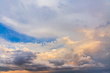 Atardecer dramático con nubes de diferentes formas y colores.