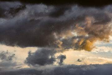 Atardecer dramático con nubes de diferentes formas y colores.