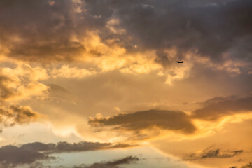 Atardecer dramático con nubes de diferentes formas y colores.