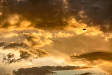 Atardecer dramático con nubes de diferentes formas y colores.
