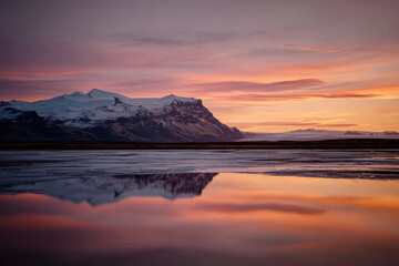 Fototapeta premium breathtaking sunset over majestic glaciers of iceland showcasing natures incredible beauty