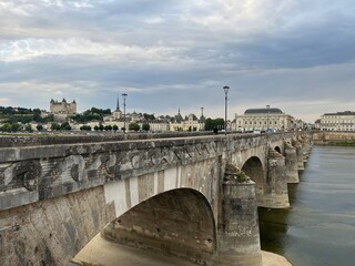 Obraz premium Vue du pont historique Pont Cessart sur la Loire à Saumur avec le château en arrière-plan