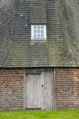Eingang zu einer historischen Windmühle