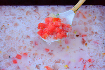 신선한 빨간 수박과 차가운 얼음을 곁들인 시원한 여름 간식 