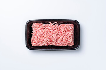白背景の黒トレーに入った国産豚ひき肉