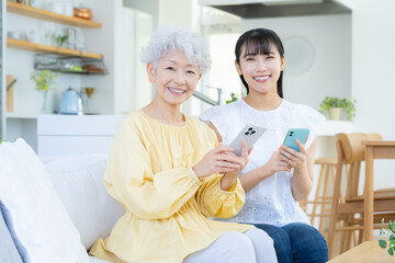 リビングでくつろぐ孫と祖母
