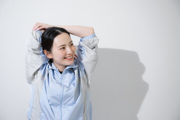 スポーツ、ストレッチや運動をする若い女性のクローズアップ 白バッグ