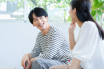 Fototapeta premium リビングでくつろぐ若いカップル