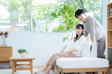 リビングでくつろぐ若いカップル