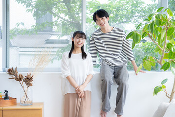 リビングでくつろぐ若いカップル