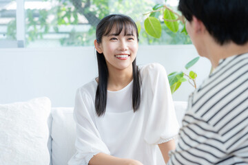 リビングでくつろぐ若いカップル
