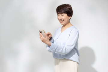 女性　スマートフォン　スマホ