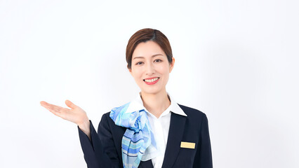 笑顔で案内する女性店員・受付スタッフ