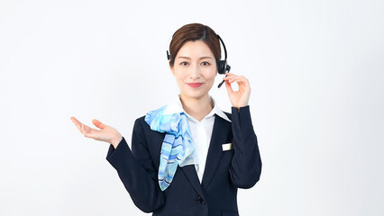 ヘッドセットをつけて案内する女性スタッフ