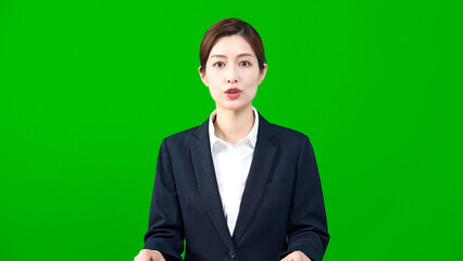 ニュースを読む女性アナウンサー