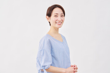 女性　40代　ポートレート　カメラ目線　白背景