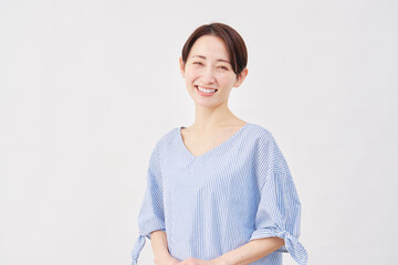 女性　40代　ポートレート　カメラ目線　白背景