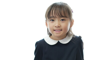 新一年生の女の子がランドセルを背負って登校する様子