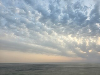 Naklejka premium Background with natural beauty, dawn sky, beautiful clouds and seascape, Gangneung, South Korea - 자연의 아름다움, 새벽 하늘, 멋진 구름과 바다 풍경이 담긴 배경, 강릉, 한국