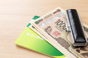 机に通帳とお金と印鑑