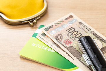 通帳とお金と財布