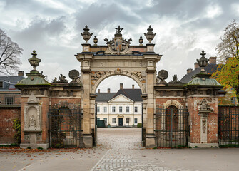 Obraz premium Charming entrance of buildings surrounded by historic brick wall
