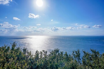 Obraz premium 佐多岬灯台の展望台から見る穏やかな海の情景