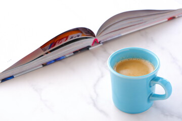 淹れたてのコーヒーを飲みながら、のんびり読書を楽しんでいるイメージ
