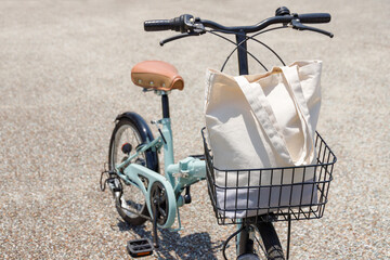自転車の前カゴにトートバックがある