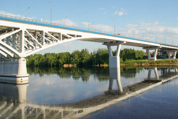 Obraz premium Beautiful bridge over the river with reflection in the water.